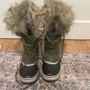 Sorry Joan of Arc green and black boot